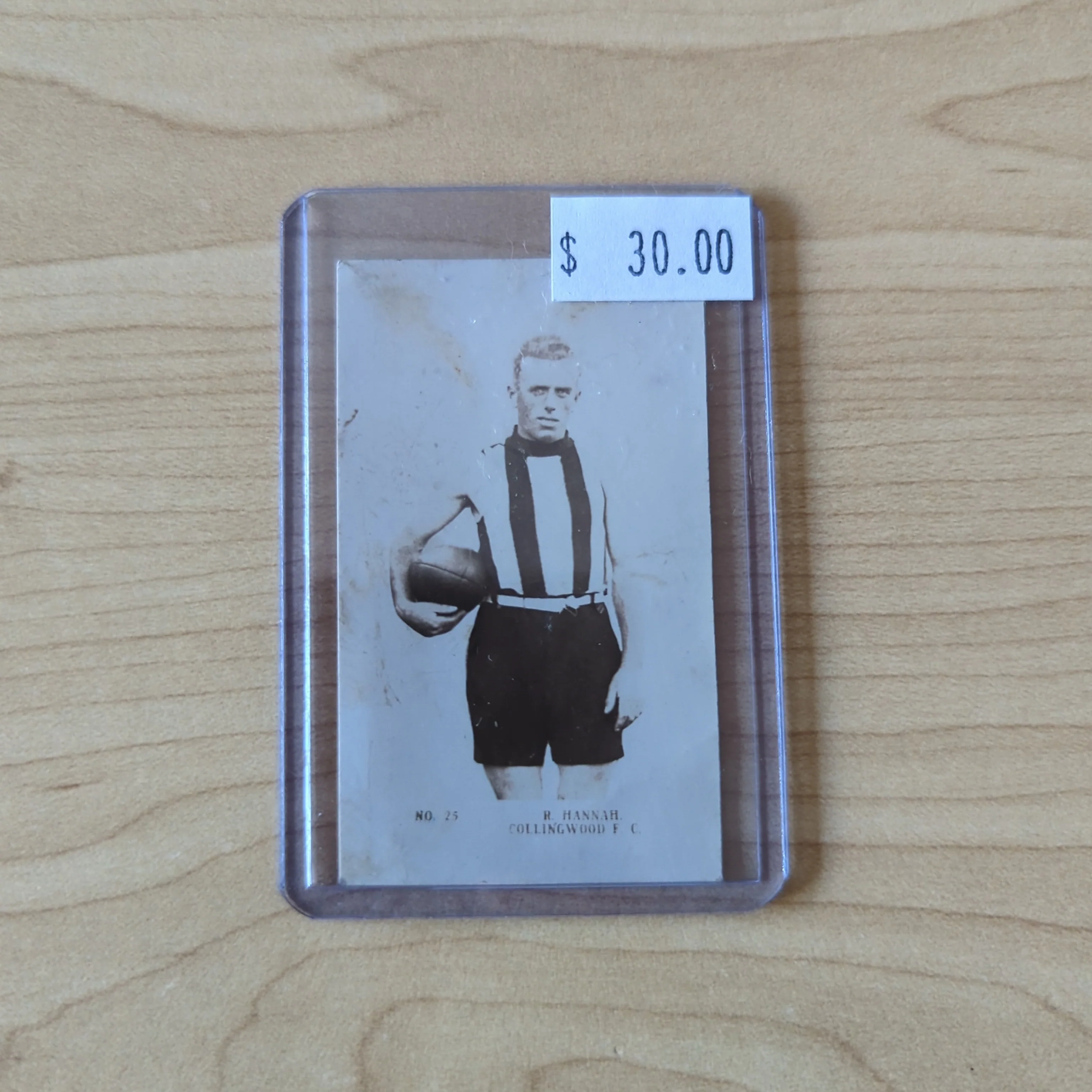 VFL 1923 Magpie Cigarettes J.J. Schuh Leading Footballers No.25 R Hannah, Collingwood Football Club. Cigarette Card
