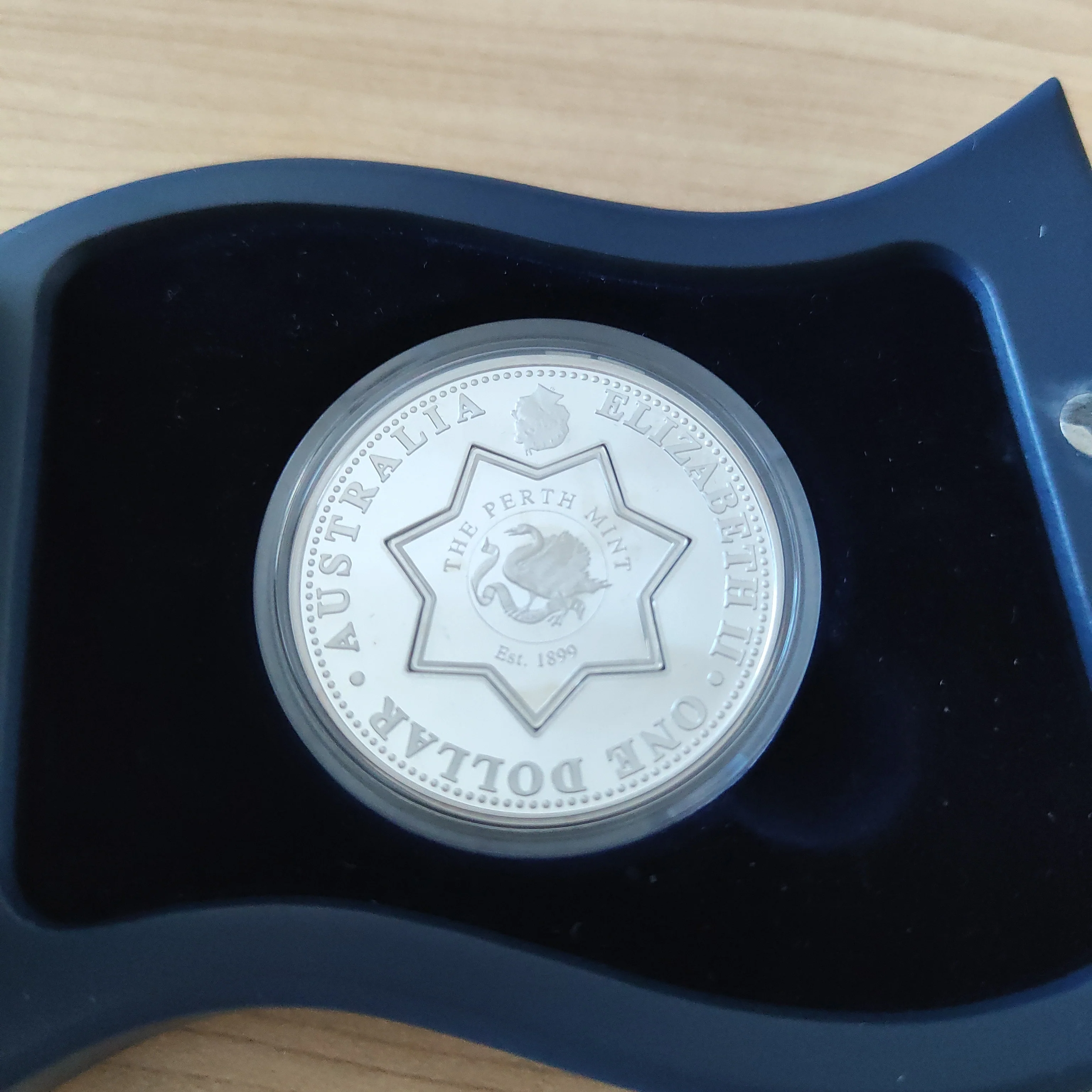 2001 Perth Mint Centenary of Federation State Tribute Series Victoria Holey Dollar and Dump 1oz Silver Proof Coin - Image 2