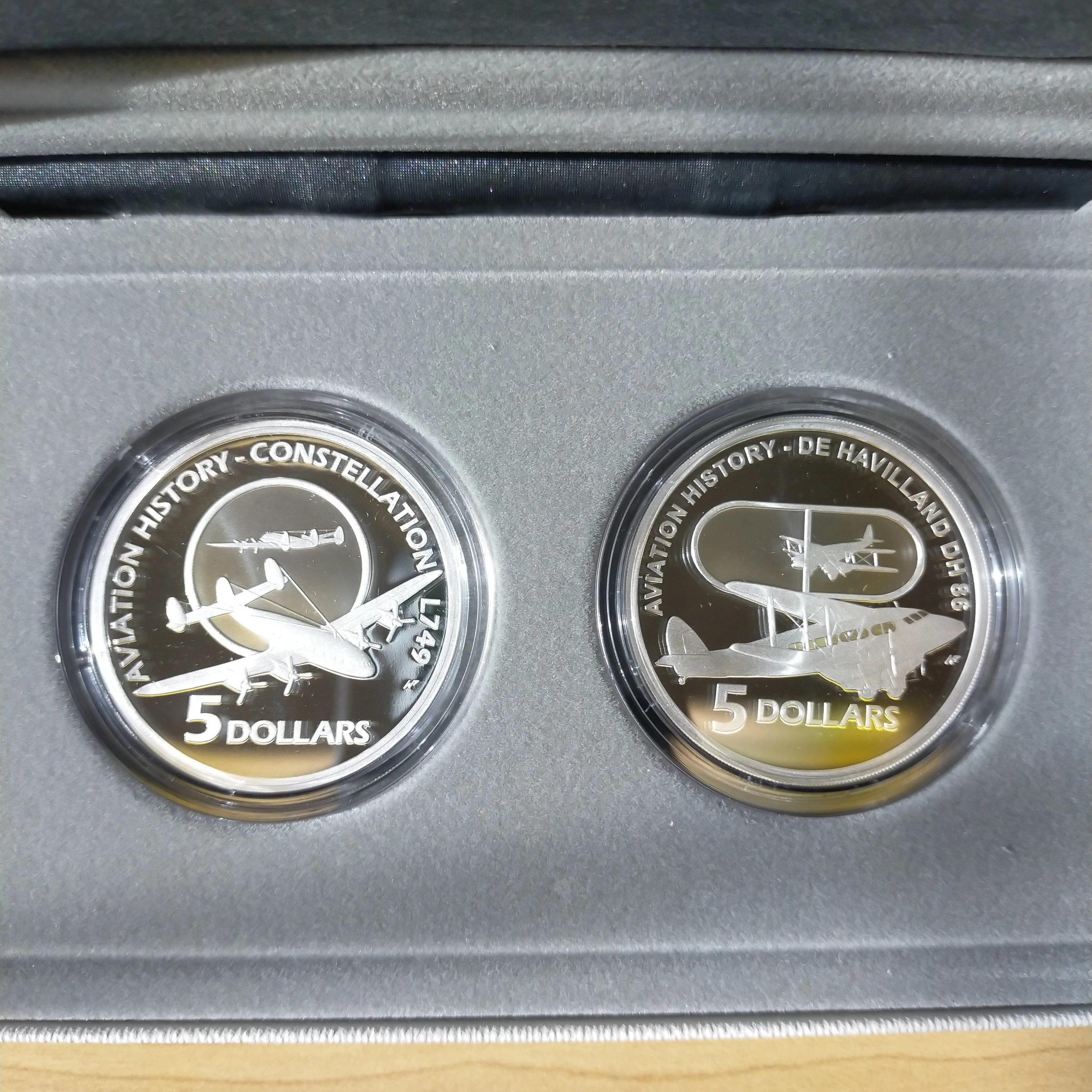 Australia 2009 Royal Australian Mint Masterpieces In Silver Flying Through Time Aviation 2 Coin Set With Stand - Image 2