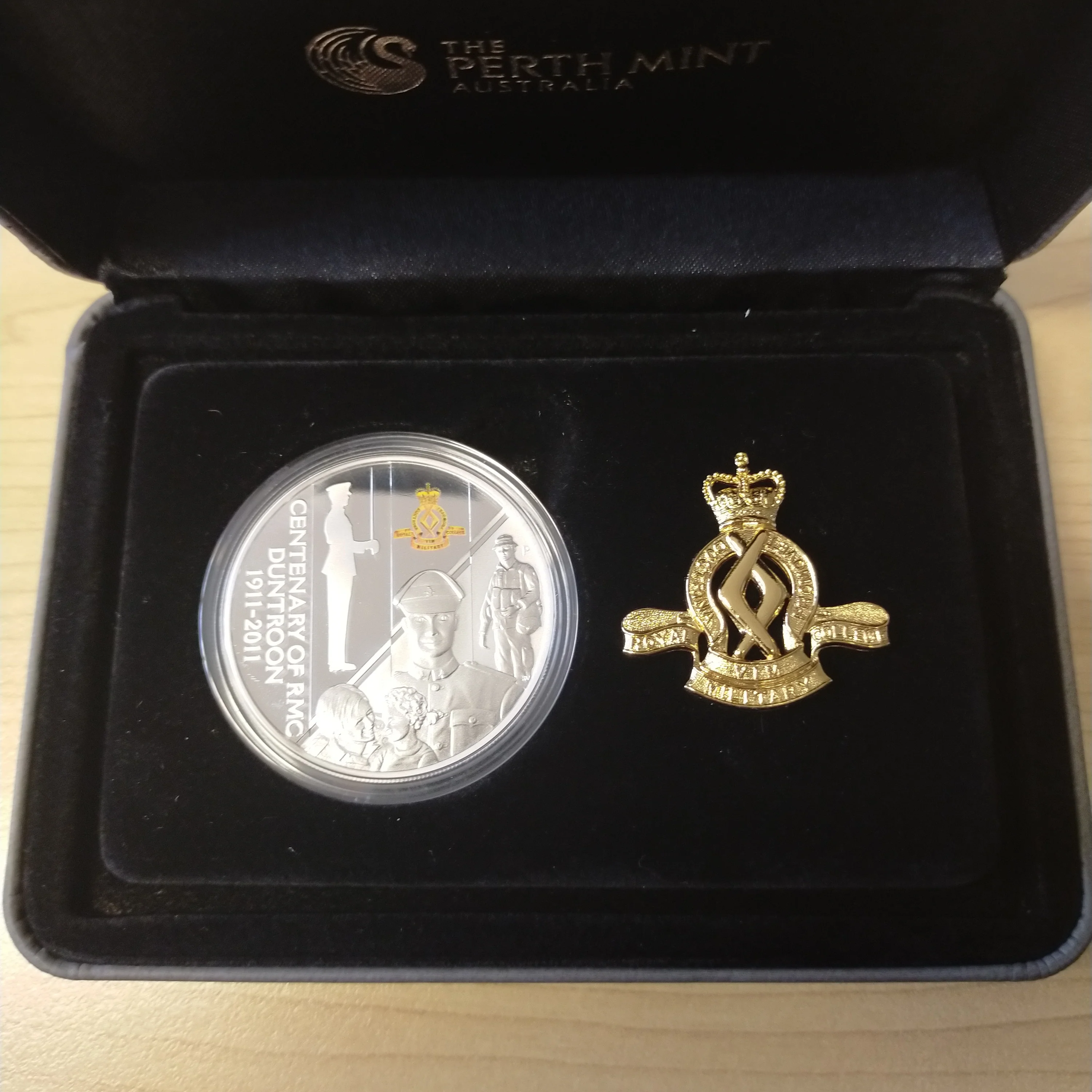 Australia 2011 Perth Mint Centenary of RMC Duntroon 1oz Proof Silver Coin and Badge Set - Image 2