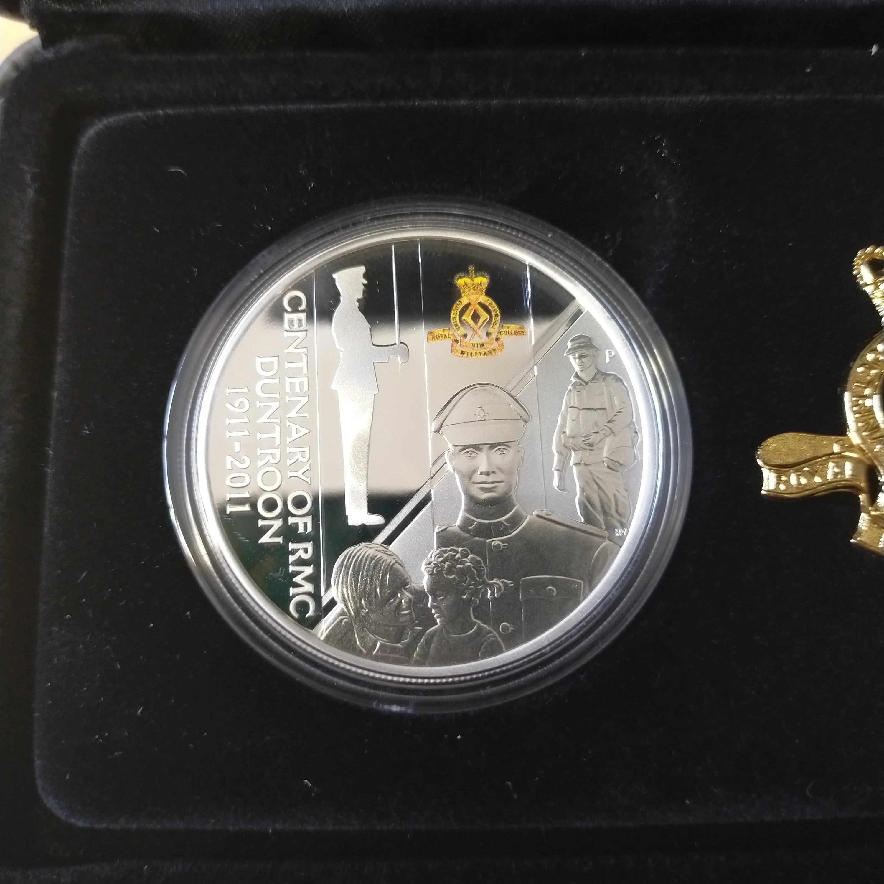 Australia 2011 Perth Mint Centenary of RMC Duntroon 1oz Proof Silver Coin and Badge Set - Image 3
