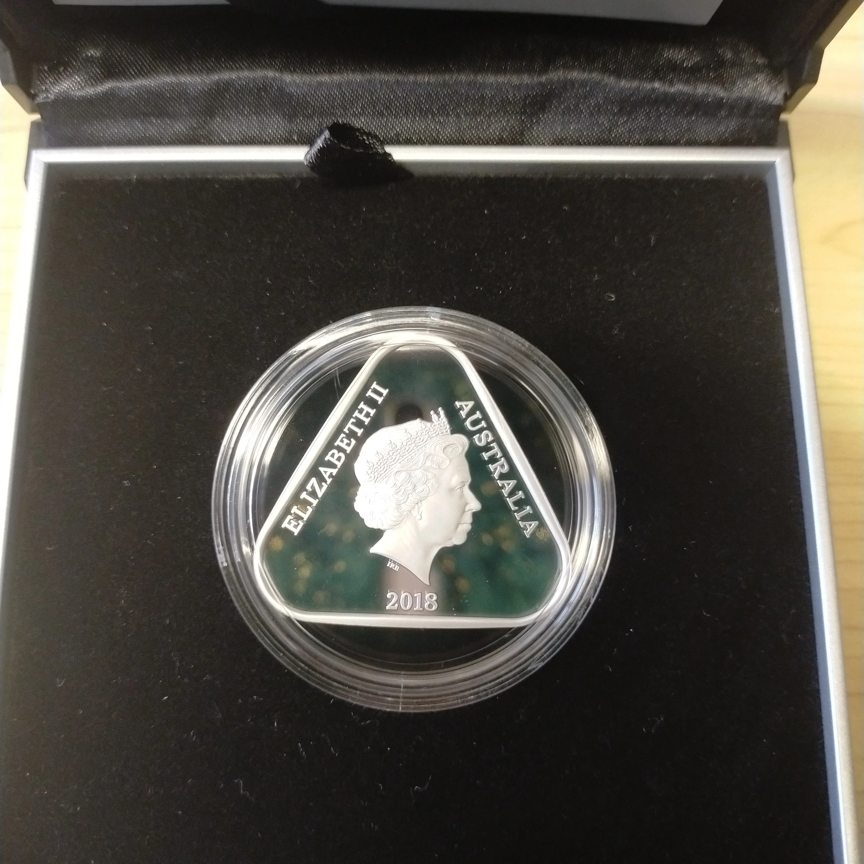 2018 Royal Australian Mint $5 Land Sea Air .999 Silver Proof Triangular Coloured Coin - Image 3