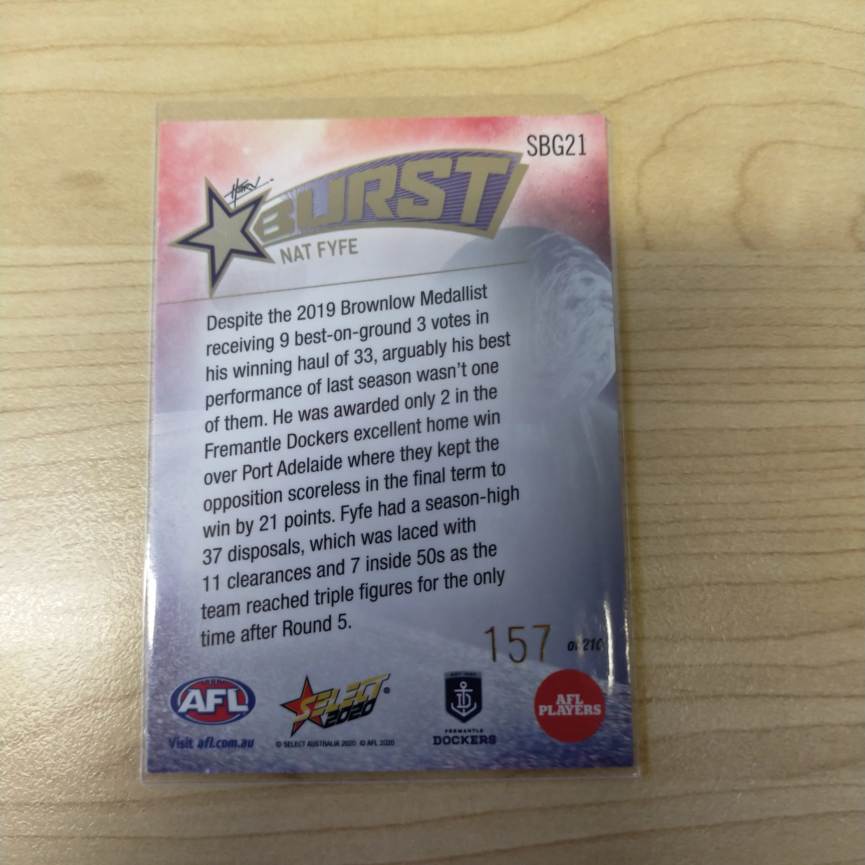 2020 Select Footy Stars Galactic Starburst Fremantle Nat Fyfe No. 157/210 - Image 2