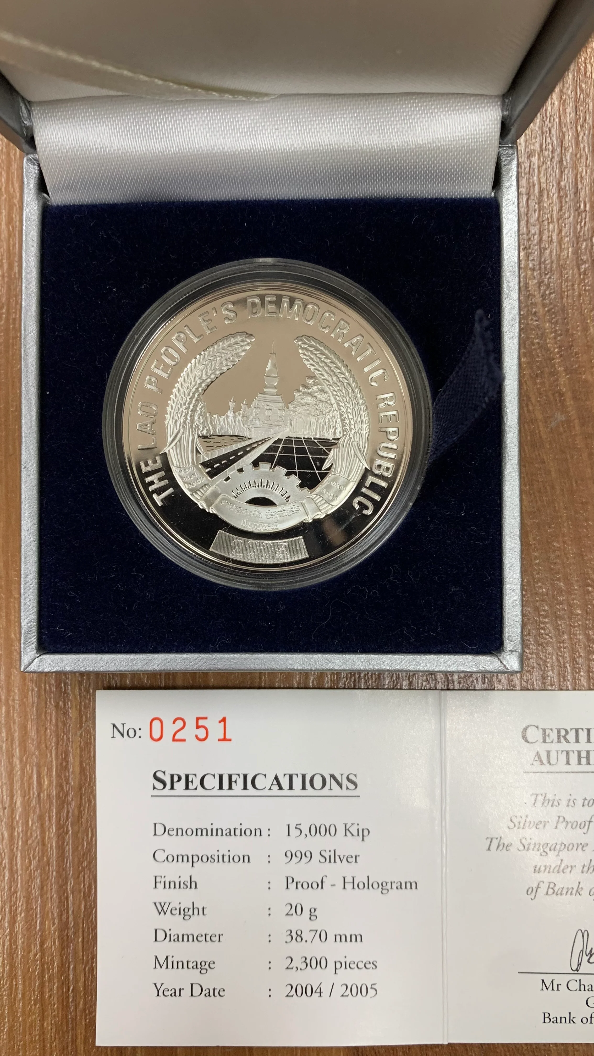 Laos 2004/5 15,000 Kip World Endangered Wildlife Black Gibbon 1oz .999 Silver Hologram Coin - Image 2