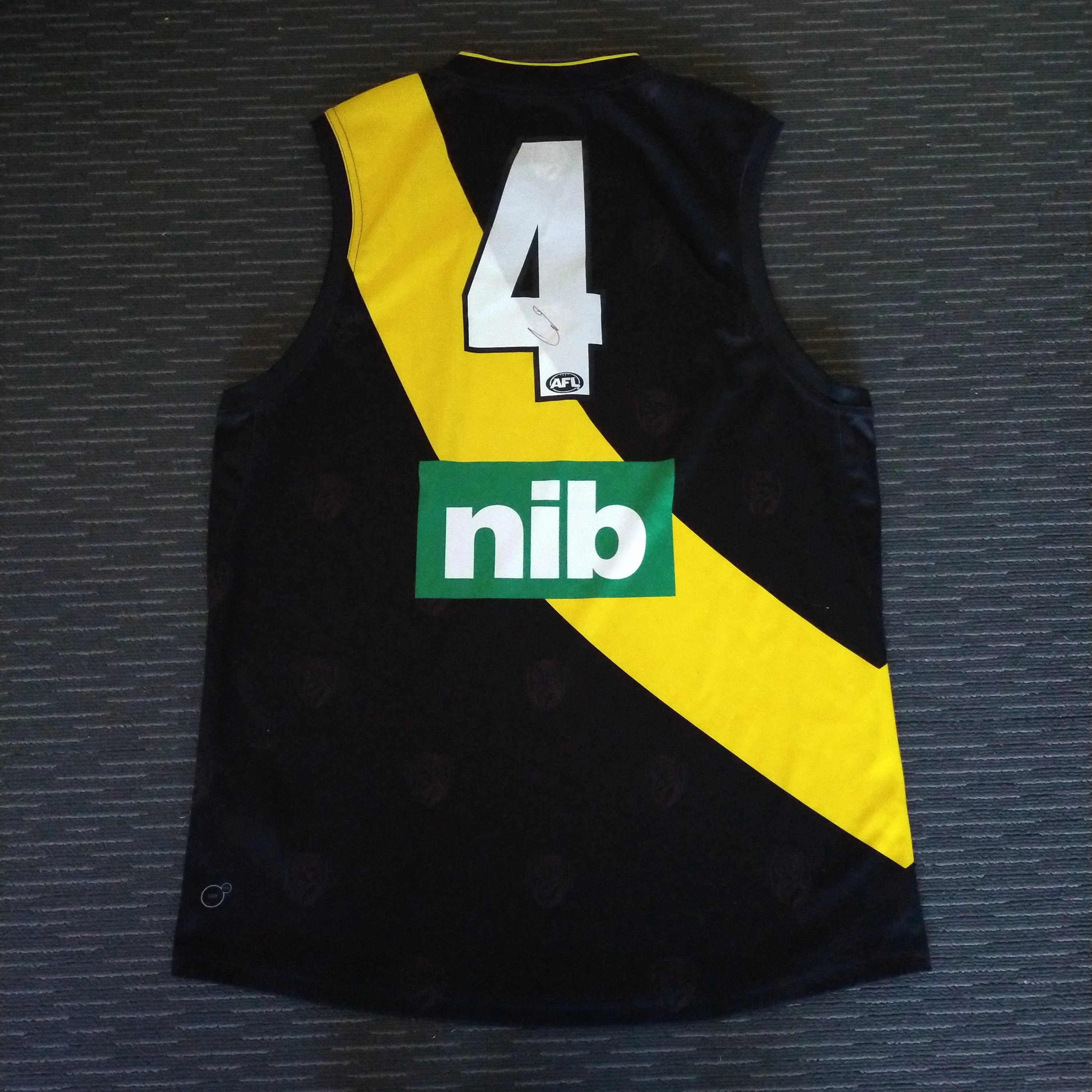 Size 2XL Richmond Football Club Guernsey 2017 Premiers Signed By Richmond Team - Image 2
